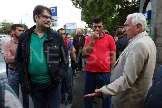İrəvanda bir qrup etirazçı yolu bağlayıb - VİDEO